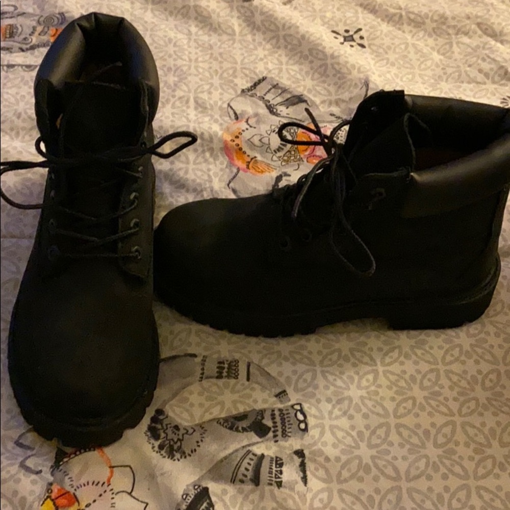 Unisex! Kids Sz. 2 Timberland Boots!